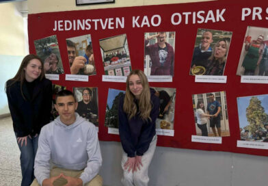 Izložba „Jedinstven kao otisak prsta“ u Srednjoj školi Marka Marulića Slatina – pano pun slika Vretenaca