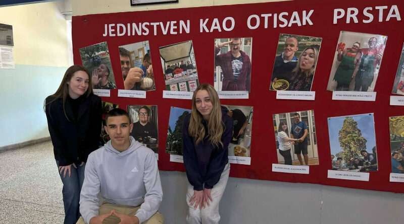 Izložba „Jedinstven kao otisak prsta“ u Srednjoj školi Marka Marulića Slatina – pano pun slika Vretenaca